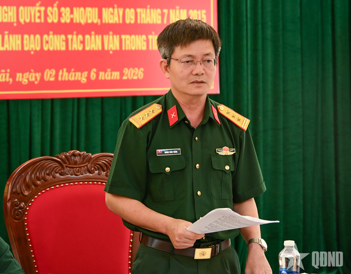 Thượng tá Hoàng Xuân Thắng chủ trì hội nghị. 