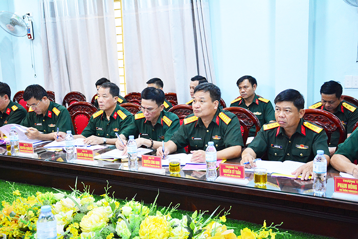  Các đại biểu dự kiểm tra.