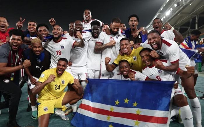 Các cầu thủ Cape Verde mừng tấm vé dự vòng chung kết World Cup lần đầu tiên trong lịch sử. Ảnh: AFP
