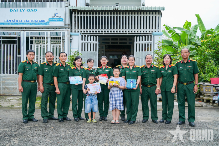 Gia đình Thiếu tá QNCN Nguyễn Thị Tuyết Phương chụp ảnh cùng đoàn công tác.