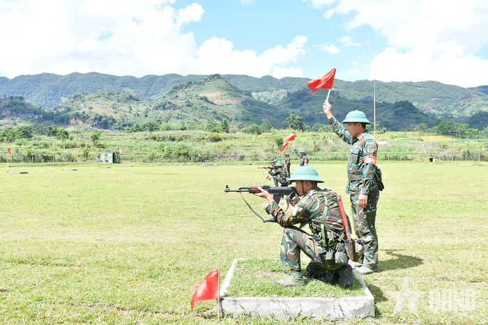 Thực hành bắn đạn thật.