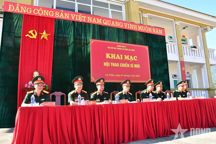 Các đại biểu tham dự khai mạc hội thao.