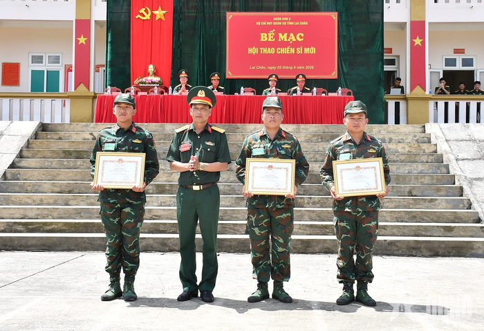 Lãnh đạo Trung đoàn 880, Bộ CHQS tỉnh Lai Châu trao giải tặng các cá nhân có thành tích xuất sắc trong hội thao.