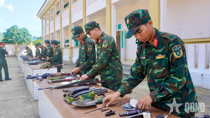 Chiến sĩ mới thi nội dung bảo quản vũ khí trang bị kỹ thuật.