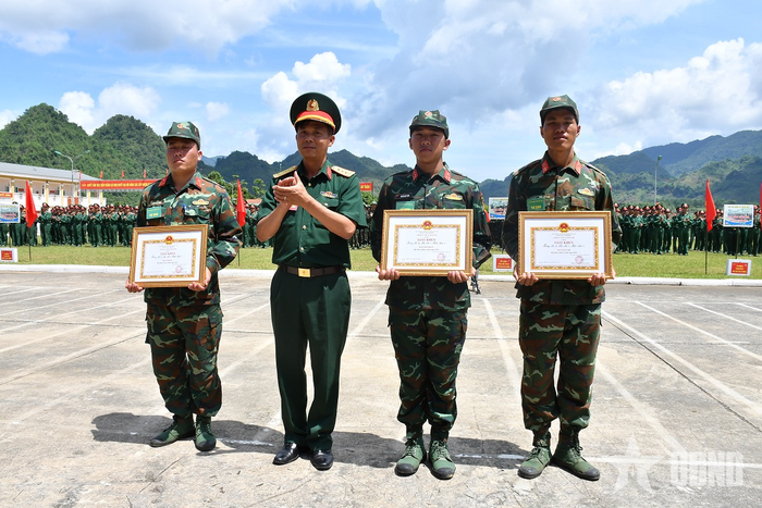 Lãnh đạo Trung đoàn 880 trao giải tặng các tập thể có thành tích xuất sắc trong hội thao.