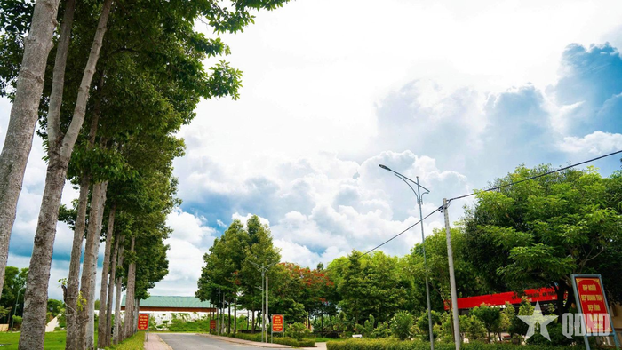  Một góc doanh trại xanh, sạch, đẹp của Lữ đoàn Pháo binh 6, Quân khu 9. Ảnh: VĂN ĐOÀN 