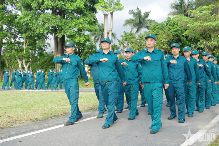 Cán bộ, chiến sĩ lực lượng tự vệ Công ty Than Mạo Khê - TKV thực hành huấn luyện điều lệnh đội ngũ.