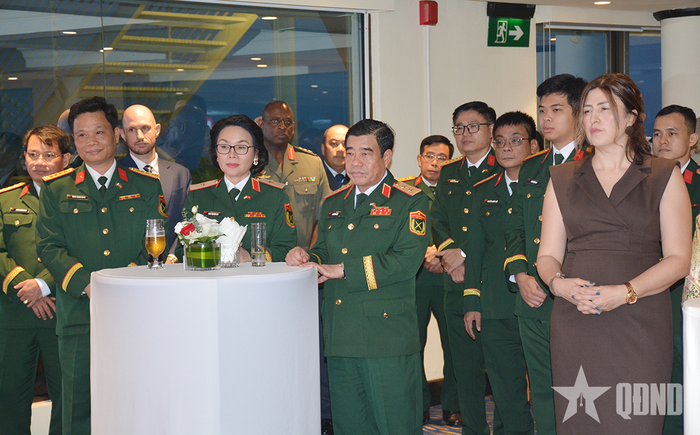 Trung tướng Nguyễn Bá Lực và các đại biểu dự chiêu đãi.