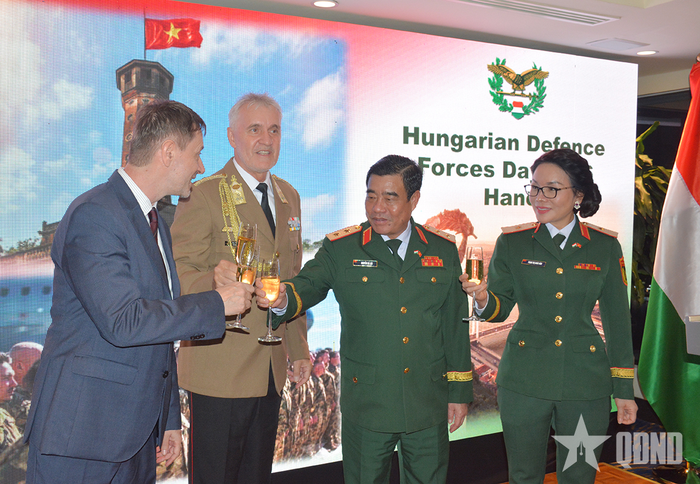 Trung tướng Nguyễn Bá Lực và Thiếu tướng Phan Thị Hoài Vân chúc mừng Đại sứ Tibor Baloghdi và Đại tá László Pallos nhân Ngày Lực lượng Quốc phòng Hungary.