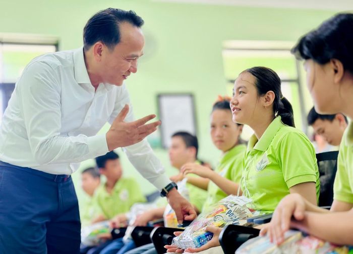 Phó Bí thư Thường trực Thành ủy Nguyễn Đình Vĩnh thăm hỏi, trao quà cho trẻ em tại Trung tâm Hướng Dương Vàng.