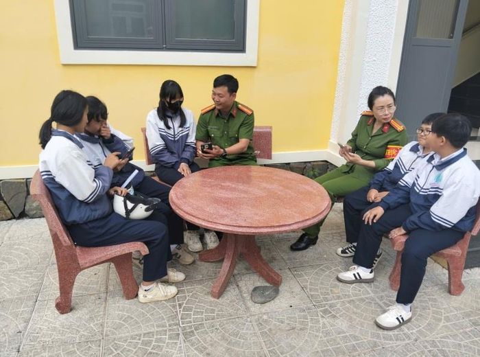 Cán bộ Công an phường Quy Nhơn Nam (Gia Lai) tuyên truyền pháp luật về ma túy cho các em học sinh trên địa bàn. Ảnh: CAGL