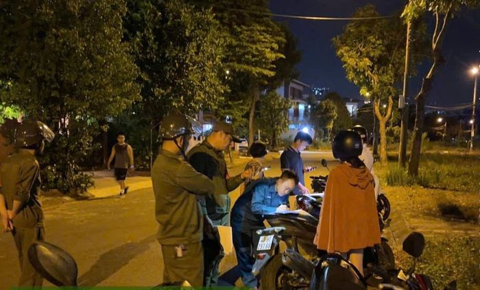 Lực lượng chức năng phường Ngũ Hành Sơn tuần tra, xử lý trường hợp đổ rác thải không đúng nơi quy định.