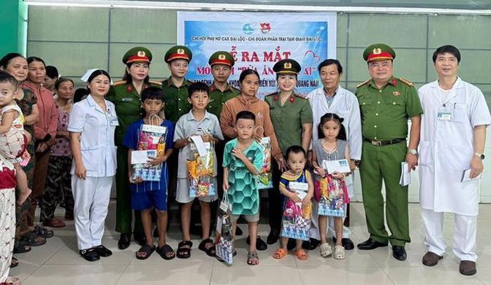 Các đơn vị liên quan ra mắt mô hình “Bữa ăn nhân ái” tại BVĐKKVMN phía Bắc Quảng Nam.