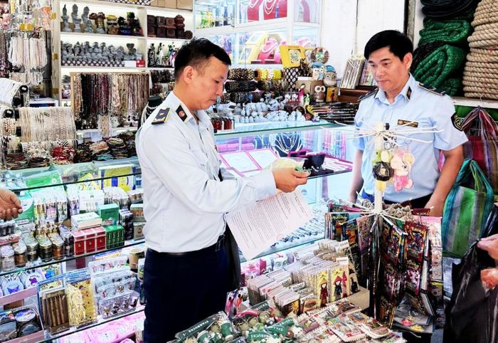 Đội QLTT Số 1 phát hiện 1 cơ sở ở phường Hòa Cường kinh doanh hàng hóa xâm phạm quyền SHTT.