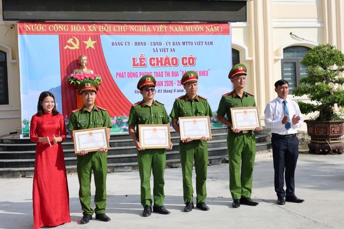 Các cá nhân Công an xã Việt An được khen thưởng.