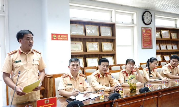Thượng tá Phạm Hồng Hải, Phó Trưởng phòng CSGT Công an thành phố Đà Nẵng phát biểu tại buổi lễ
