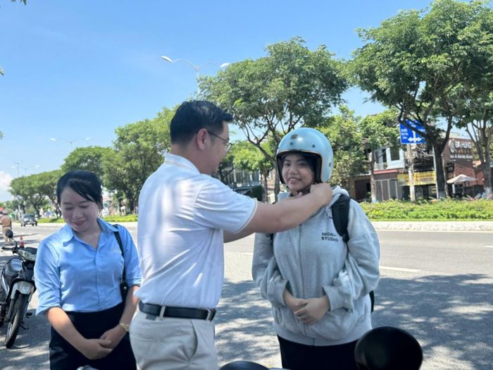 Sau buổi lễ, lãnh đạo Phòng CSGT và đại diện tập đoàn Á Châu trực tiếp ra các tuyến đường tuyên truyền và trao tawjbg MBH cho người dân