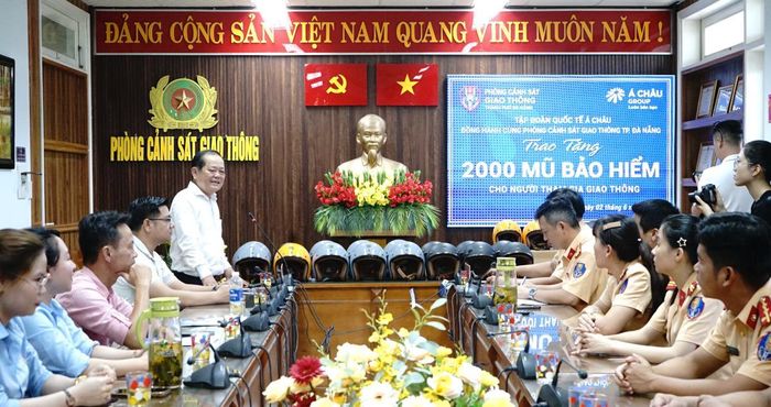 Đại diện cho Tập đoàn Quốc tế Á Châu phát biểu tại buổi lễ
