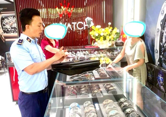 1 cơ sở kinh doanh mặt hàng đồng hồ đeo tay ở phường Hải Châu bị lực lượng QLTT TP Đà Nẵng phát hiện.