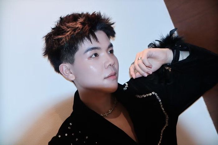 Với nguồn năng lượng dồi dào và tinh thần lạc quan, Đặng Hiếu luôn mong muốn truyền tải những thông điệp tích cực đến mọi người thông qua những nội dung bản thân chia sẻ.