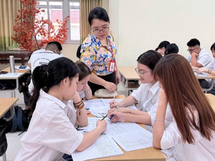 Học sinh Hệ song bằng 9+ của nhà trường trong giờ học lý thuyết.