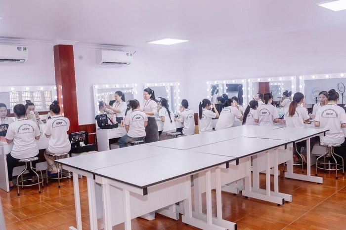 Sinh viên ngành Chăm sóc sắc đẹp trong giờ học thực hành kỹ thuật trang điểm cá nhân.