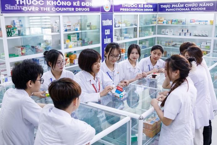 Sinh viên ngành Dược trong giờ học thực hành.