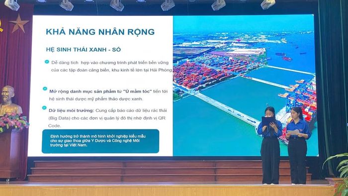 Sinh viên nhà trường báo cáo thuyết trình tại Vòng chung kết cuộc thi “Thanh niên Hải Phòng với chuyển đổi số, chuyển đổi xanh, hành động vì Thành phố đáng sống năm 2026”