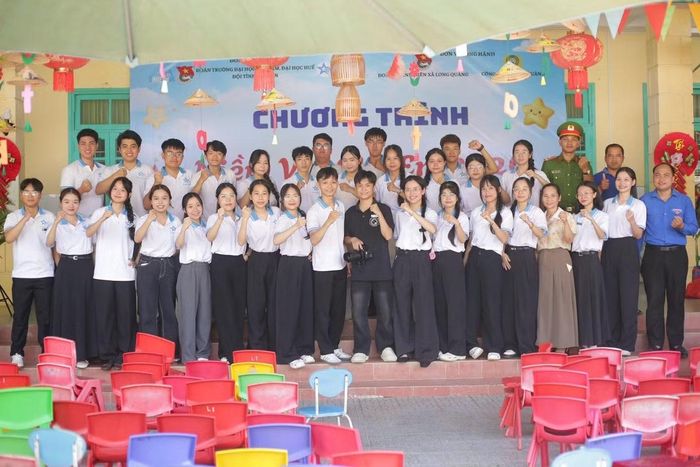 Đội Tình nguyện, Đoàn trường ĐH Sư phạm (ĐH Huế) và các tình nguyện viên tham gia, hỗ trợ chương trình.