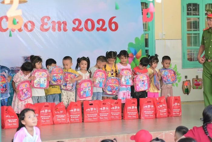 Những nụ cười rạng rỡ của các em nhỏ vùng cao là động lực để tuổi trẻ trường ĐH Sư phạm (ĐH Huế) tiếp tục thực hiện các hoạt động vì cộng đồng.