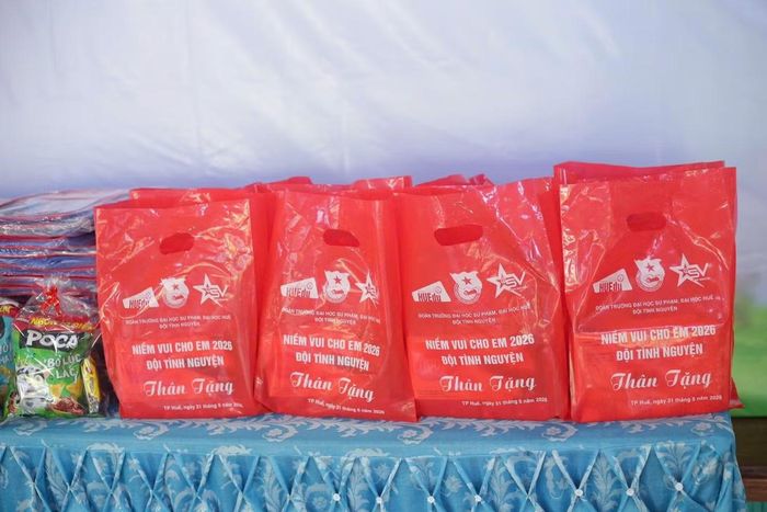 122 suất quà được trao tận tay các em nhỏ với mong muốn mang đến niềm vui và động viên các em vươn lên trong học tập, cuộc sống.