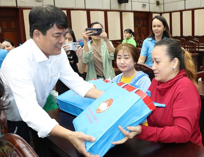  Chủ tịch Liên đoàn Lao động TPHCM Bùi Thanh Nhân trao quà chăm lo người lao động có hoàn cảnh khó khăn. ẢNH: THÁI PHƯƠNG 