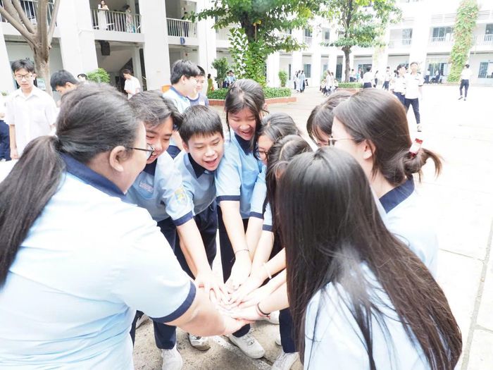  Nhóm thí sinh Trường THCS Độc Lập tự tin trước giờ vào phòng thi. Ảnh: THU TÂM. 