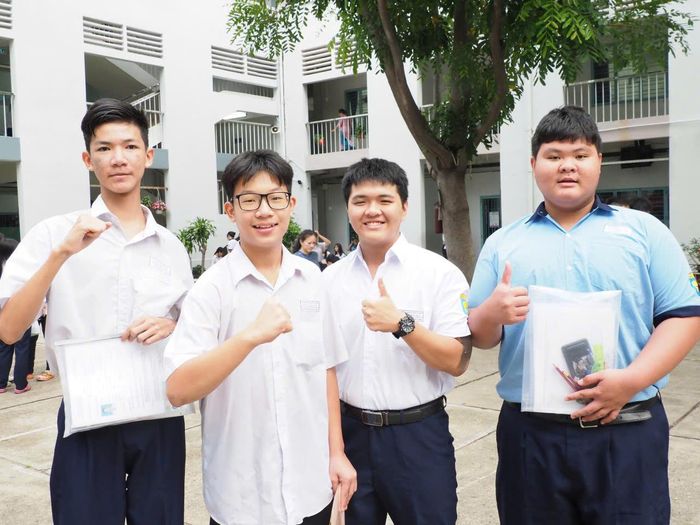  Thí sinh tự tin trước giờ làm bài môn Toán. Ảnh: THU TÂM 