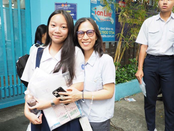  Phụ huynh chúc mừng con hoàn thành kỳ thi tuyển sinh lớp 10 tại điểm thi THCS Bàn Cờ. Ảnh: THU TÂM 