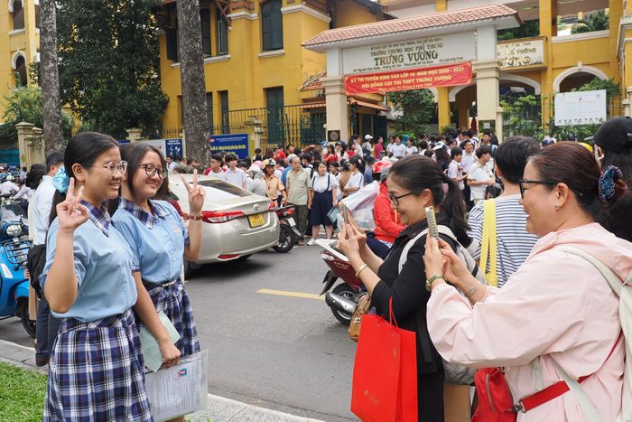  Phụ huynh ghi lại khoảnh khắc của các thí sinh sau khi kết thúc môn Toán tại điểm thi Trường THPT Trưng Vương, phường Sài Gòn. ẢNH: HOÀNG HÙNG. 