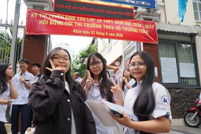  Thí sinh tạo dáng chụp ảnh lưu niệm sau khi hoàn thành môn Toán tại điểm thi Trường THCS Võ Trường Toản, phường Sài Gòn. ẢNH: HOÀNG HÙNG. 