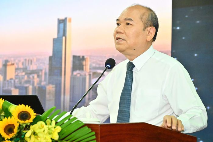 Phó Chủ tịch UBND TPHCM Trần Văn Bảy quán triệt, triển khai các kết luận, nghị quyết tại hội nghị. Ảnh: VIỆT DŨNG
