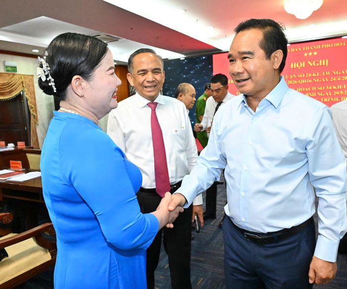 Chủ tịch UBND TPHCM Nguyễn Văn Được trao đổi với các đại biểu tại hội nghị. Ảnh: VIỆT DŨNG