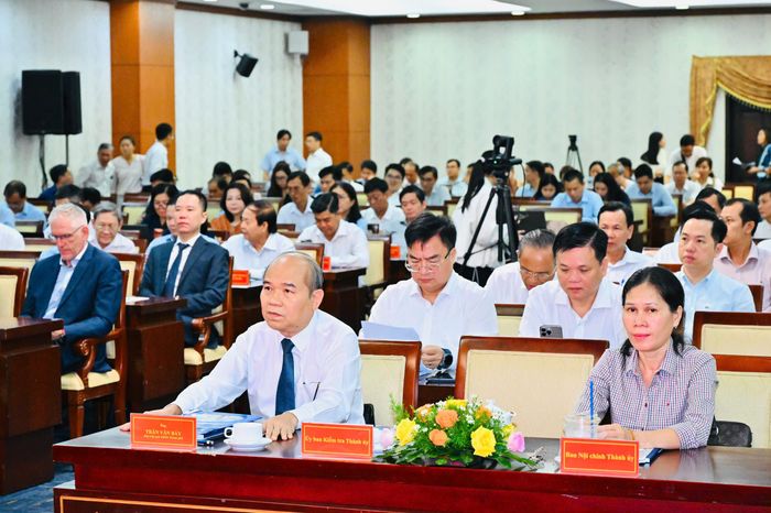 Phó Chủ tịch UBND TPHCM Trần Văn Bảy và các đại biểu dự hội nghị. Ảnh: VIỆT DŨNG