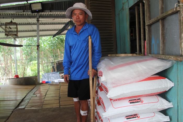 Ông Mạnh bên những bao cám chưa kịp cho cá ăn