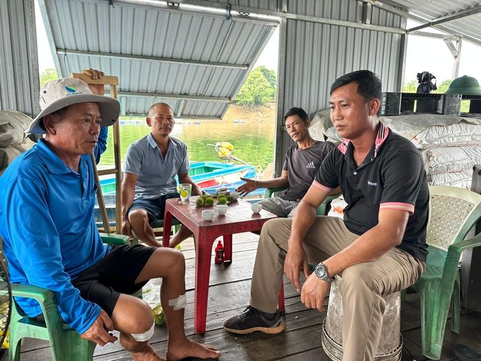 Người nuôi cá bè trên hồ Trị An cùng động viên nhau vượt qua khó khăn