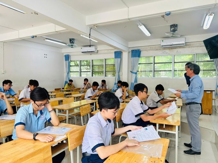 Thí sinh tại điểm thi Trường THPT Phước Long (phường Phước Long). Ảnh: THU TÂM