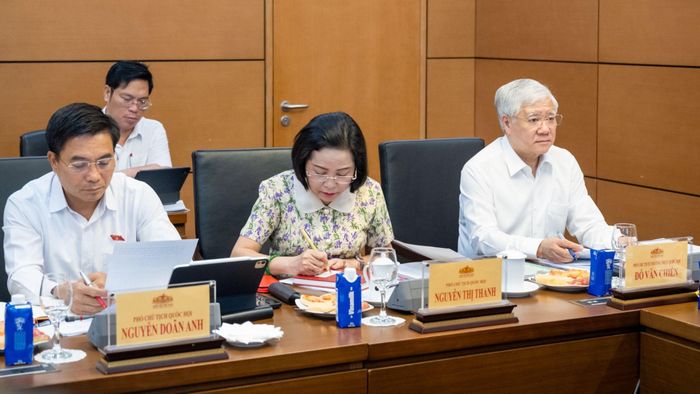  Các Phó Chủ tịch Quốc hội và đại biểu dự họp. Ảnh: CẨM HÀ 