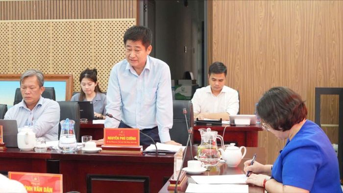Bí thư Đảng ủy, Chủ tịch HĐND xã Bàu Bàng trao đổi về tình hình thực tế tại địa phương