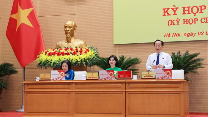  Ông Trần Thế Cương, Phó Chủ tịch Thường trực HĐND TP Hà Nội điều hành phiên họp. Ảnh: BẢO CHI 