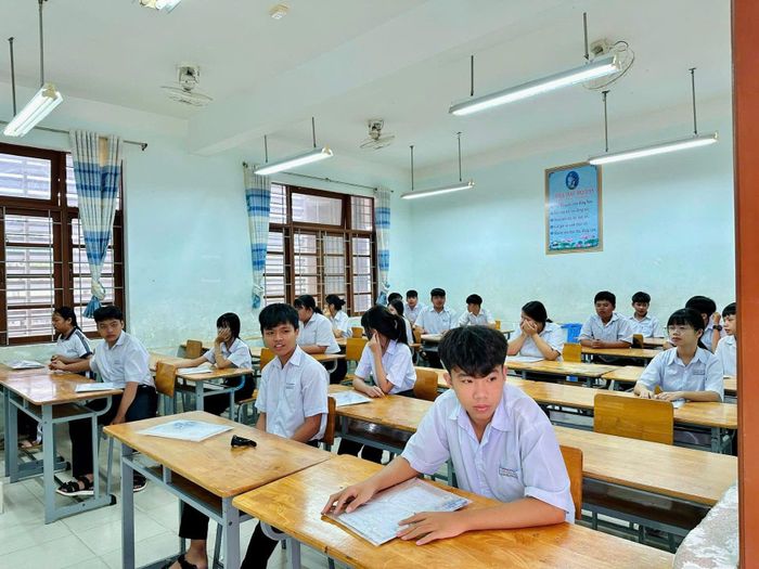 Thí sinh dự thi lớp 10 môn Toán. Ảnh: HT