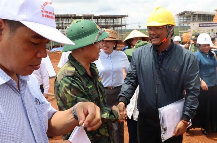  Đồng chí Thái Đại Ngọc thăm hỏi các lực lượng trên công trình. Ảnh: HỮU PHÚC 