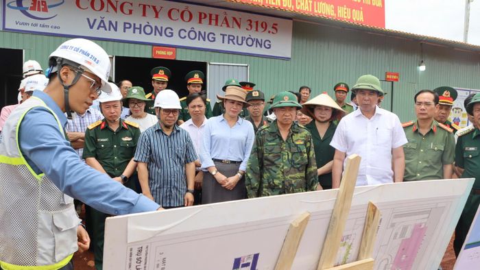  Nhà thầu thi công Trường Nội trú biên giới xã Ia Nan báo cáo tiến độ thi công công trình. Ảnh: HỮU PHÚC 