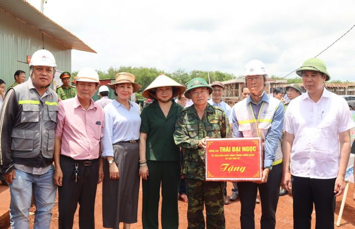  Đồng chí Thái Đại Ngọc tặng quà cho các đơn vị nhà thầu trên công trường Trường nội trú xã Ia Nan. Ảnh: HỮU PHÚC 
